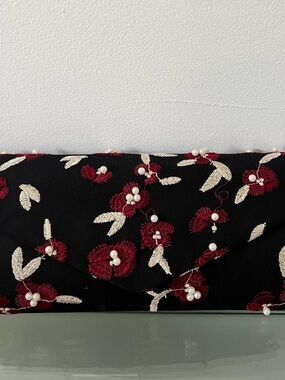 Elegant Black Floral Pearl Clutch